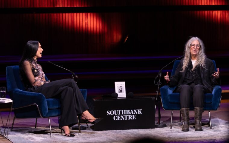Patti Smith parle à Dua Lipa de son « livre de gratitude » « Bread Of Angels » lors d'une apparition émouvante au London Literature Festival : « J'ai juré de ne jamais écrire d'autres mémoires » Patti Smith parle à Dua Lipa de son « livre de gratitude » « Bread Of Angels » lors d'une apparition émouvante au London Literature Festival : « J'ai juré de ne jamais écrire d'autres mémoires »