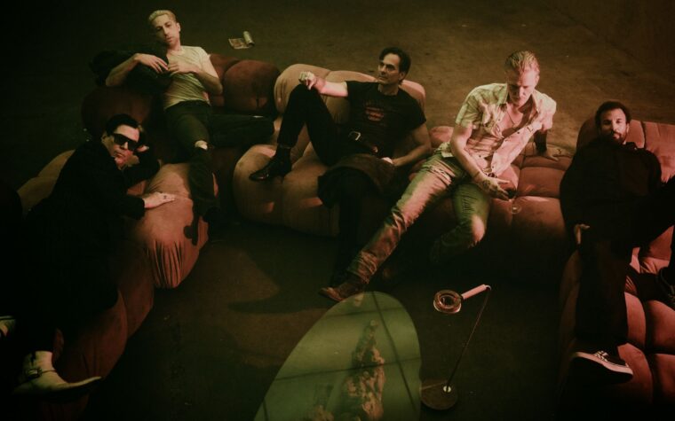 Queens Of The Stone Age : « Le but de la musique pour nous, c'est de pouvoir jouer des choses difficiles à dire » Queens Of The Stone Age : « Le but de la musique pour nous, c'est de pouvoir jouer des choses difficiles à dire »