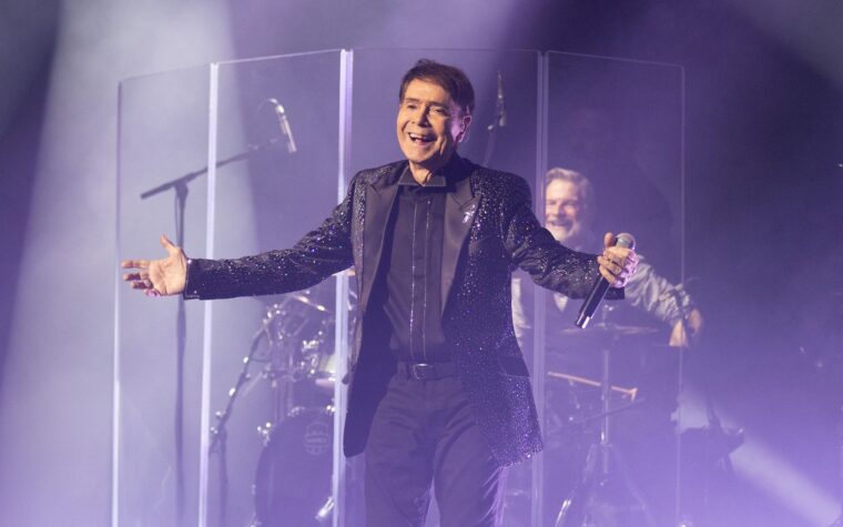 Cliff Richard dit qu'il « apprend le reggae » pour la nouvelle version de « The Lord Is My Shepherd » pour le single de Noël Cliff Richard dit qu'il « apprend le reggae » pour la nouvelle version de « The Lord Is My Shepherd » pour le single de Noël