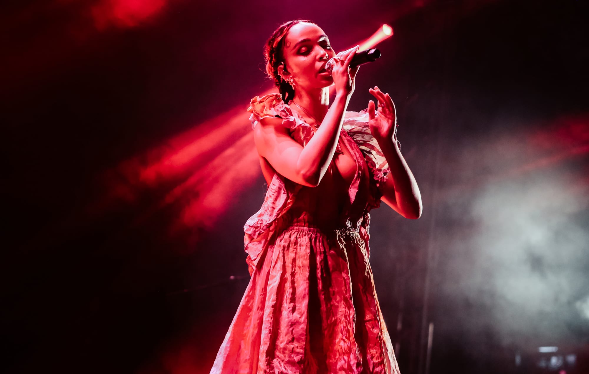 Brindilles FKA se produisant aux NME Awards 2020, photo d'Andy Ford