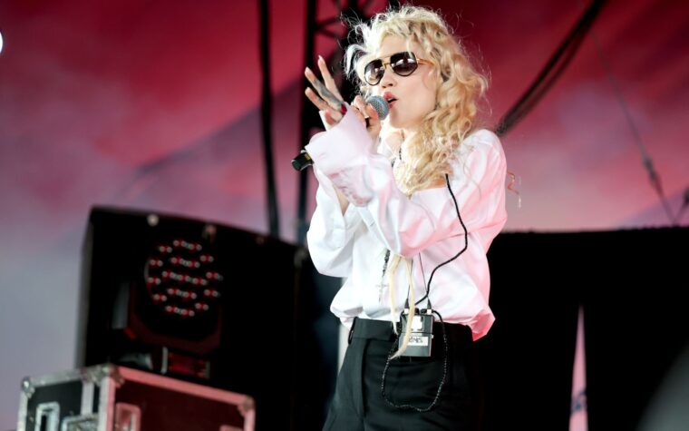 Grimes annonce un nouvel album « Psyopera » (ne contenant aucune chanson d'Elon Musk) avec le single sombre et ravey « Accelerando » Grimes annonce un nouvel album « Psyopera » (ne contenant aucune chanson d'Elon Musk) avec le single sombre et ravey « Accelerando »