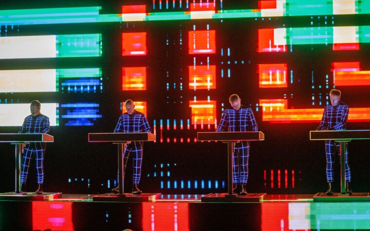 Kraftwerk annonce deux énormes concerts au Royaume-Uni à l'approche de Glastonbury 2027 Kraftwerk annonce deux énormes concerts au Royaume-Uni à l'approche de Glastonbury 2027