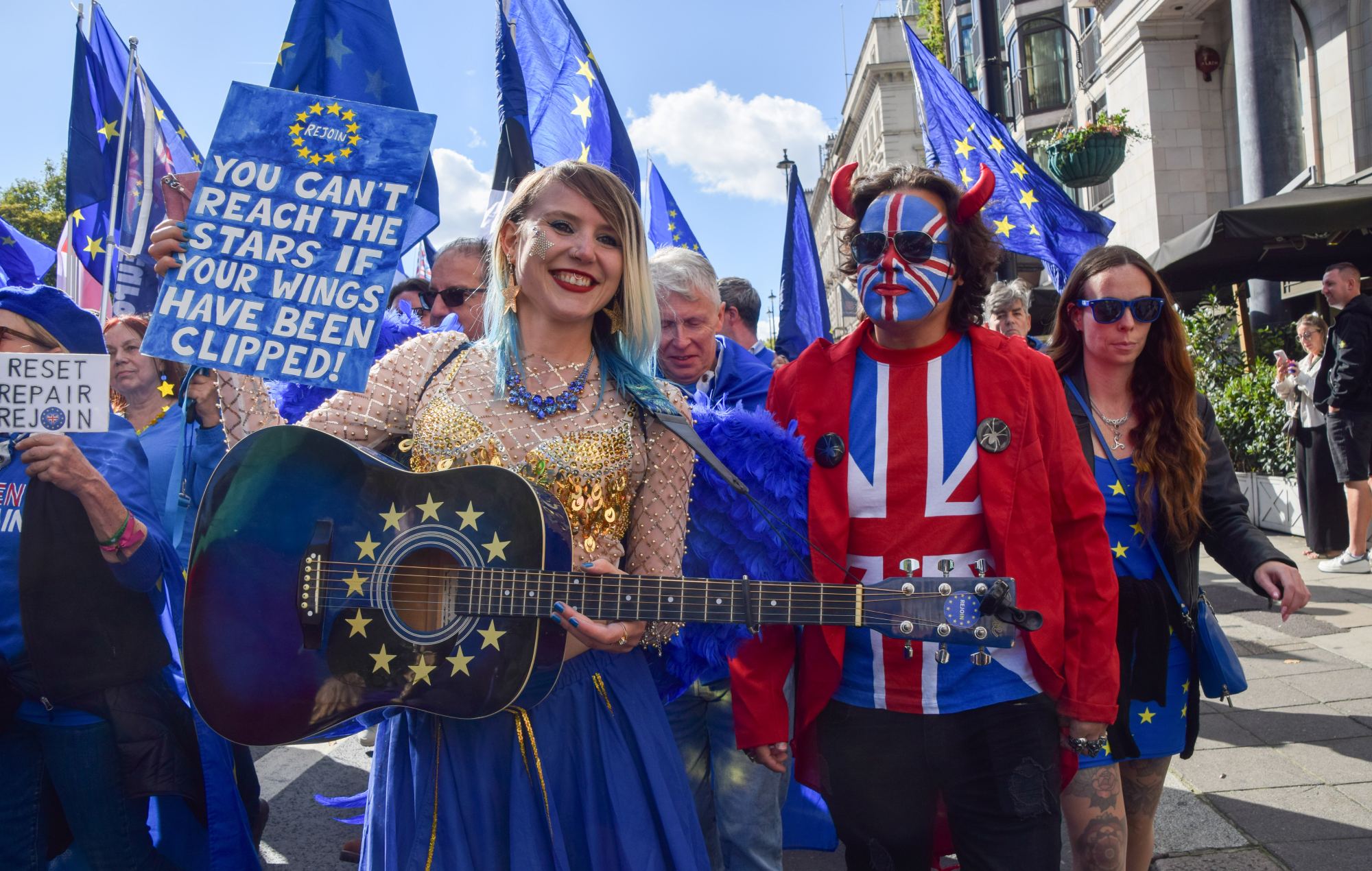 Des musiciens participent à une marche anti-Brexit (Photo de Vuk Valcic/SOPA Images/LightRocket via Getty Images)