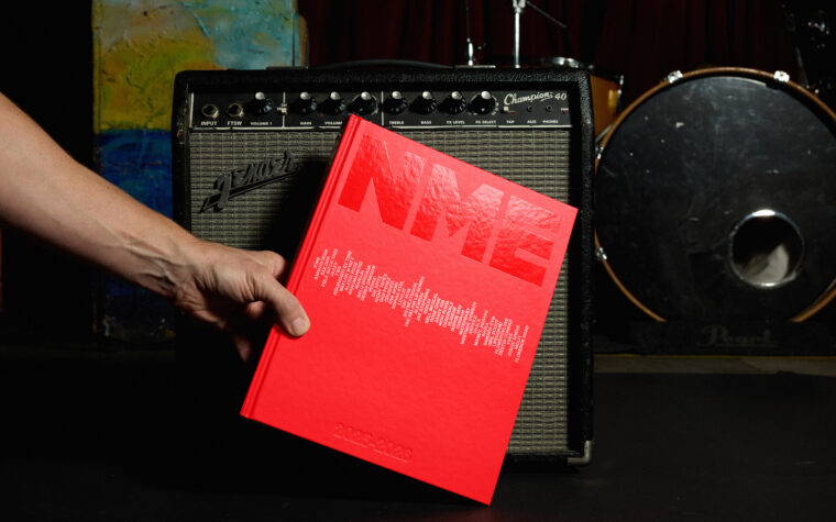 Le livre de table « NME The Cover 2025-2026 » est maintenant en vente Le livre de table « NME The Cover 2025-2026 » est maintenant en vente