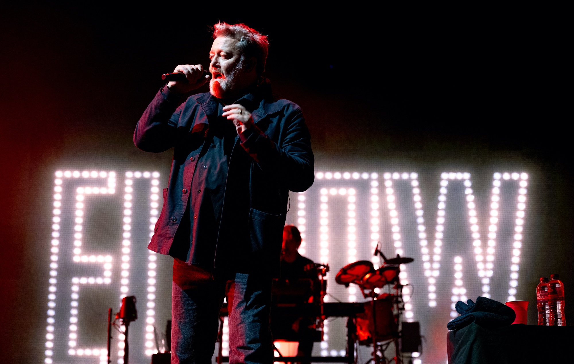 Guy Garvey en live sur scène avec Elbow
