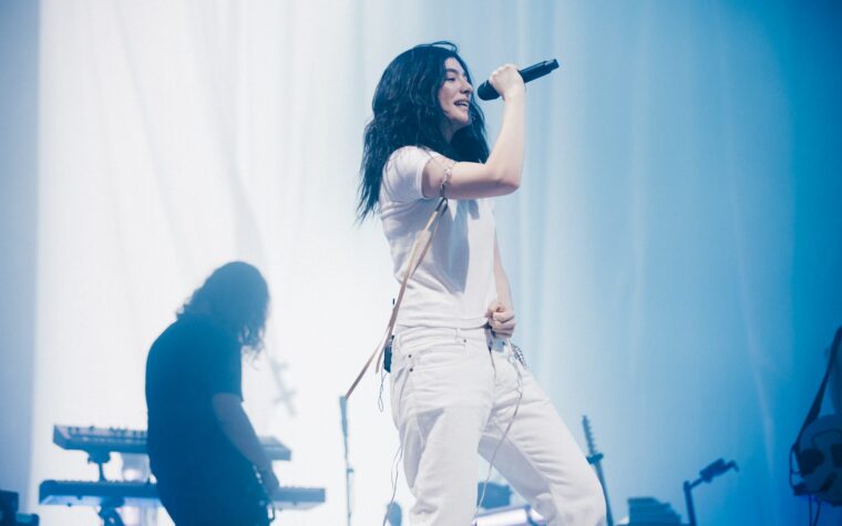 Lorde interpelle Robert Kraft avec la veste « Free Palestine » suite à la controverse Ed Sheeran-Macklemore Lorde interpelle Robert Kraft avec la veste « Free Palestine » suite à la controverse Ed Sheeran-Macklemore