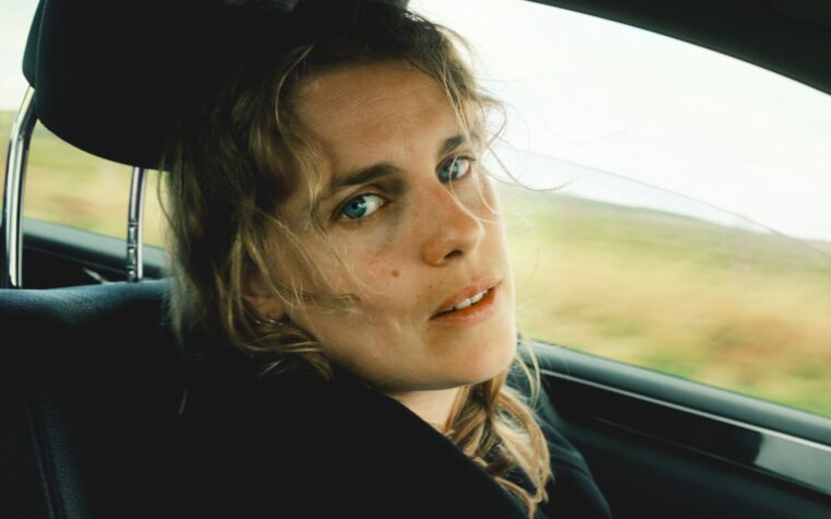 Marika Hackman annonce son nouvel album 'False Dogs' et s'attaque à « la douleur sourde de la nostalgie » sur le single doux-amer '33' Marika Hackman annonce son nouvel album 'False Dogs' et s'attaque à « la douleur sourde de la nostalgie » sur le single doux-amer '33'