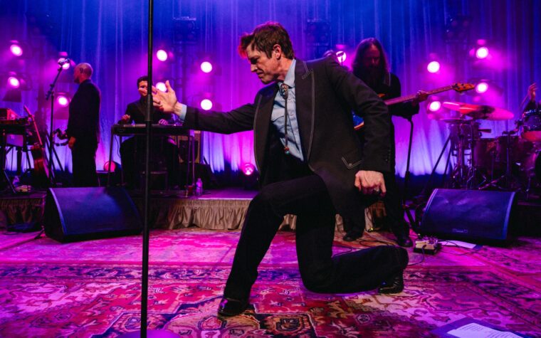 Regardez Brandon Flowers reprendre le classique de The Coral « Dreaming Of You » et débuter la nouvelle chanson « A Good Man Is Hard To Find » à Bristol Regardez Brandon Flowers reprendre le classique de The Coral « Dreaming Of You » et débuter la nouvelle chanson « A Good Man Is Hard To Find » à Bristol