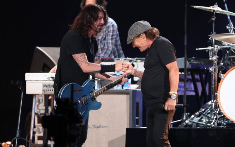 Regardez Dave Grohl rejoindre AC/DC pour « Highway To Hell » lors de la dernière tournée « Power Up » Regardez Dave Grohl rejoindre AC/DC pour « Highway To Hell » lors de la dernière tournée « Power Up »