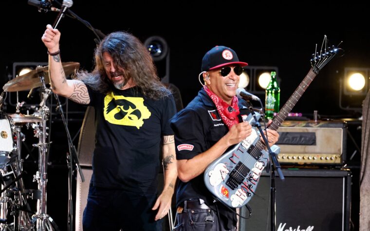 Regardez Jack Black, Foo Fighters, Bruce Springsteen et bien d'autres se réunir pour le premier festival Power To The People de Tom Morello. Regardez Jack Black, Foo Fighters, Bruce Springsteen et bien d'autres se réunir pour le premier festival Power To The People de Tom Morello.