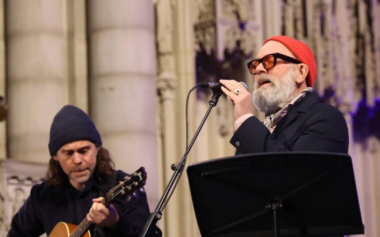 Regardez Michael Stipe rejoindre les membres de The National pour « E-Bow The Letter » de REM Regardez Michael Stipe rejoindre les membres de The National pour « E-Bow The Letter » de REM