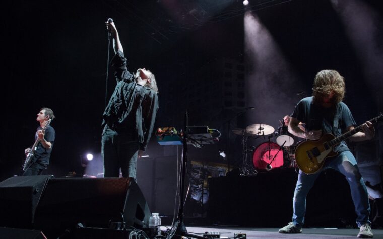 Regardez My Chemical Romance présenter les « pom-pom girls des Dallas Cowboys » pour « Teenagers » au Hollywood Bowl Regardez My Chemical Romance présenter les « pom-pom girls des Dallas Cowboys » pour « Teenagers » au Hollywood Bowl
