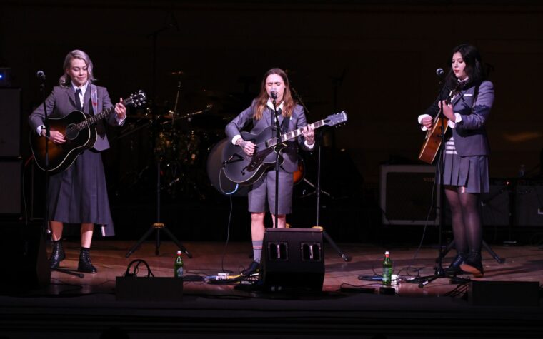 Regardez Phoebe Bridgers retrouver les camarades du groupe Boygenius pour une performance acoustique dirigée par Lance Oppenheim Regardez Phoebe Bridgers retrouver les camarades du groupe Boygenius pour une performance acoustique dirigée par Lance Oppenheim