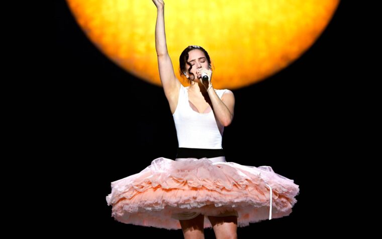 Regardez Rosalía interpréter « Reliquia » en pointe et « Magnolias » sous la pluie sur « SNL » Regardez Rosalía interpréter « Reliquia » en pointe et « Magnolias » sous la pluie sur « SNL »