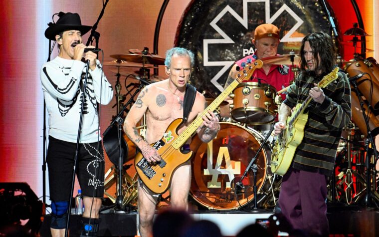 Regardez les Red Hot Chili Peppers jouer des chansons classiques de l'époque slovaque de Hillel pour la première fois depuis des décennies lors d'un spectacle caritatif à Hollywood Regardez les Red Hot Chili Peppers jouer des chansons classiques de l'époque slovaque de Hillel pour la première fois depuis des décennies lors d'un spectacle caritatif à Hollywood