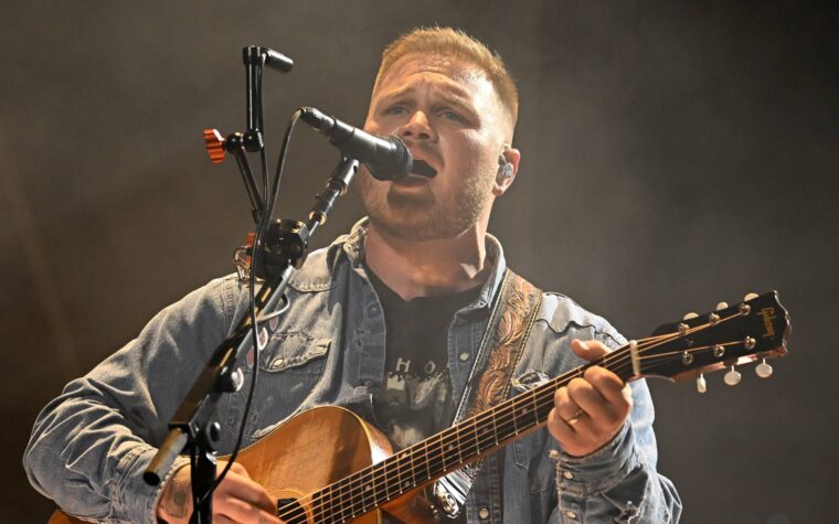 Zach Bryan porte le maillot « Free Palestine » au Gillette Stadium après la dispute entre Robert Kraft et Macklemore Zach Bryan porte le maillot « Free Palestine » au Gillette Stadium après la dispute entre Robert Kraft et Macklemore